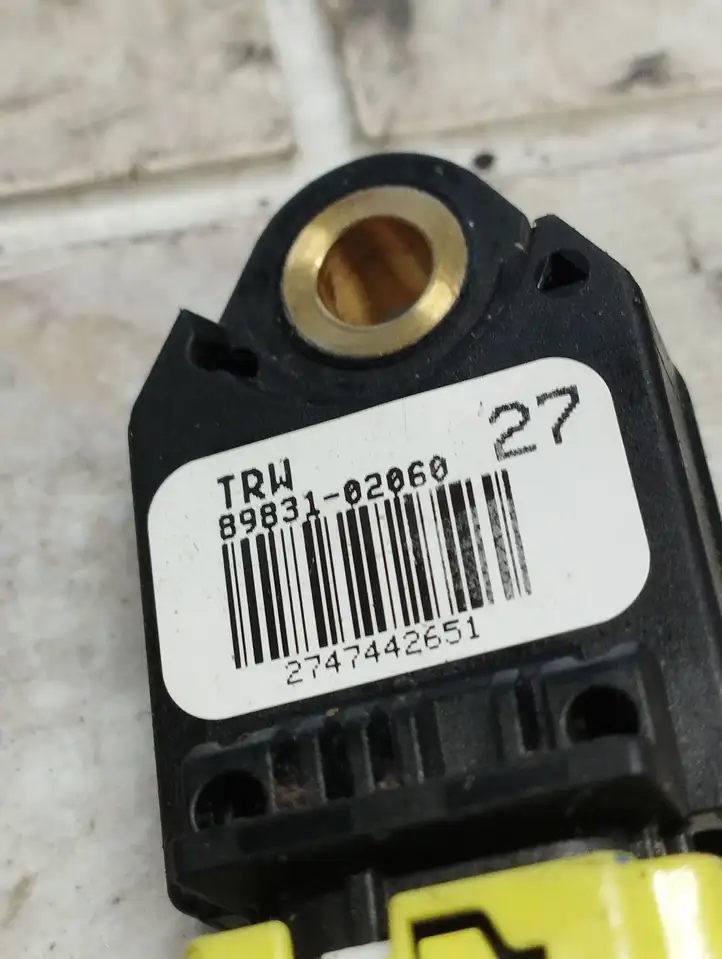 Toyota Auris 150 (2006 - 2012) 8983102060 Датчик удара SRS — фото 2