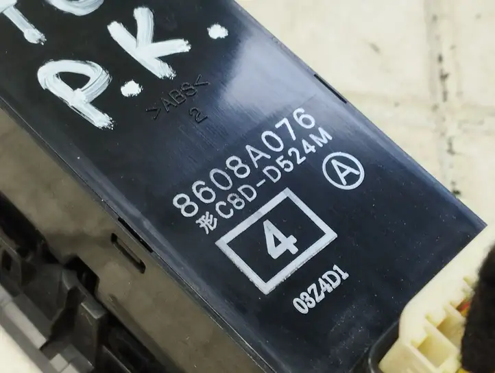 Mitsubishi Colt (2004 - 2008) 8608A076 Кнопка стеклоподъемников — фото 2