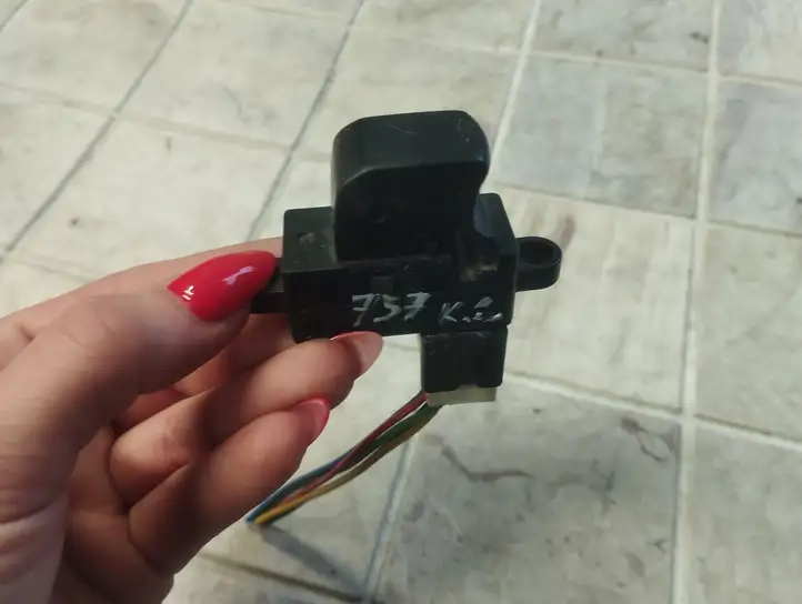 Nissan Note (E11) (2006 - 2014)  25411ED00A Кнопка стеклоподъемников