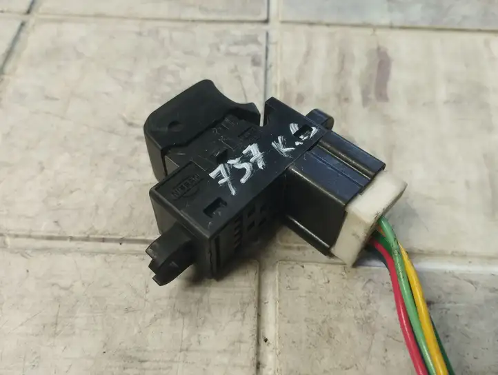 Nissan Note (E11) (2006 - 2014)  25411ED00A Кнопка стеклоподъемников