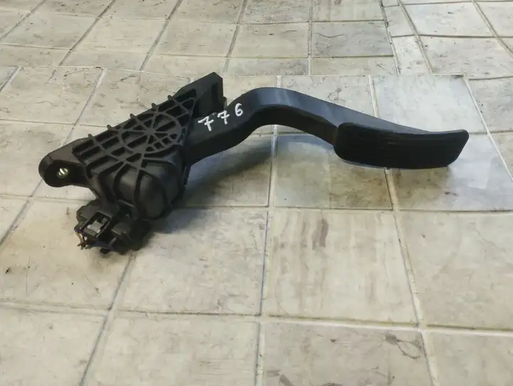 Mazda 5 (2005 - 2010) CC3041600 Педаль акселератора — фото 1