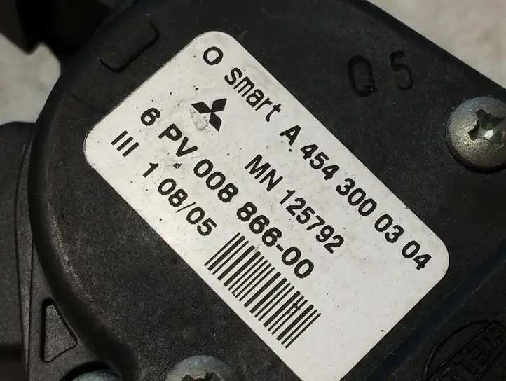 Mitsubishi Colt (2004 - 2008) A4543000304 Педаль акселератора — фото 2