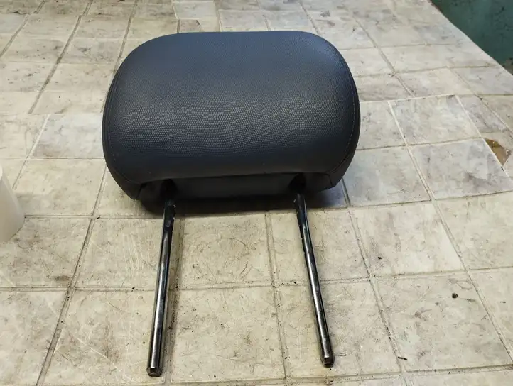 Toyota Avensis T250 (2003 - 2006)   Подголовник переднего сиденья