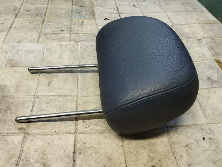 Toyota Avensis T250 (2003 - 2006)   Подголовник переднего сиденья