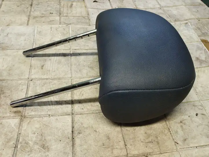 Toyota Avensis T250 (2003 - 2006)   Подголовник переднего сиденья