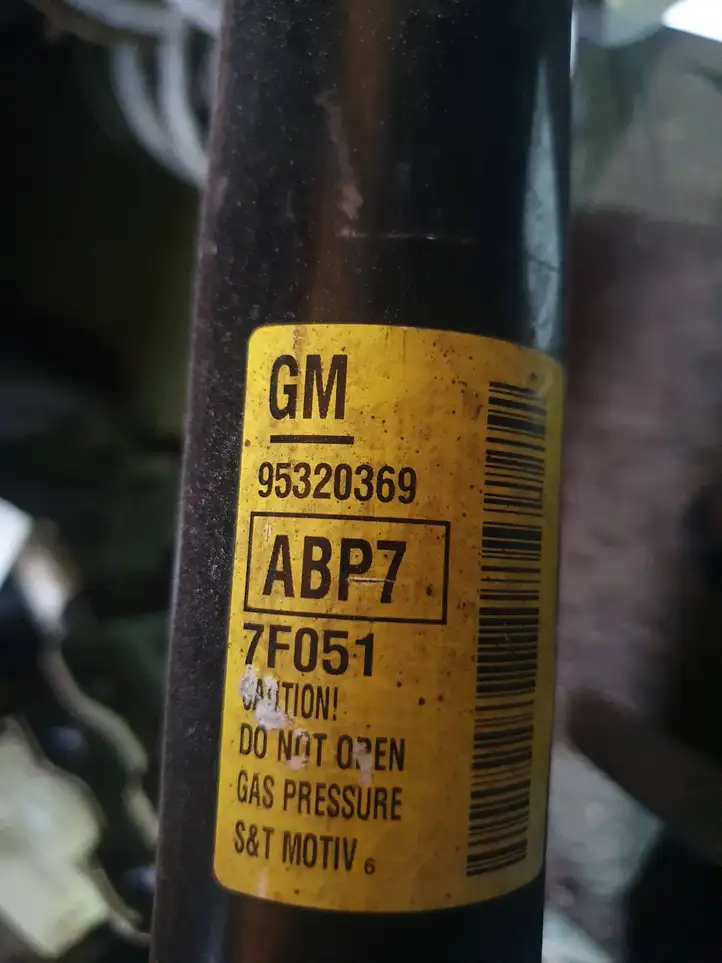 Opel Mokka X (2016 - 2019)  95320369 Задний амортизатор с пружиной