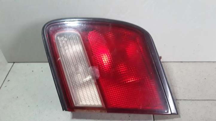 Mitsubishi Galant (1997 - 2003)  0431613R Задний фонарь в крышке багажника