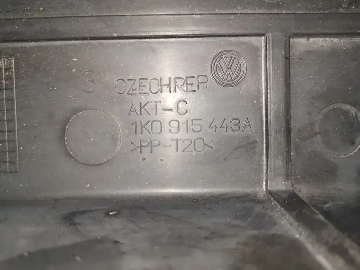 Volkswagen Golf V (2003 - 2009) 1K0915443A Крышка ящика аккумулятора — фото 2