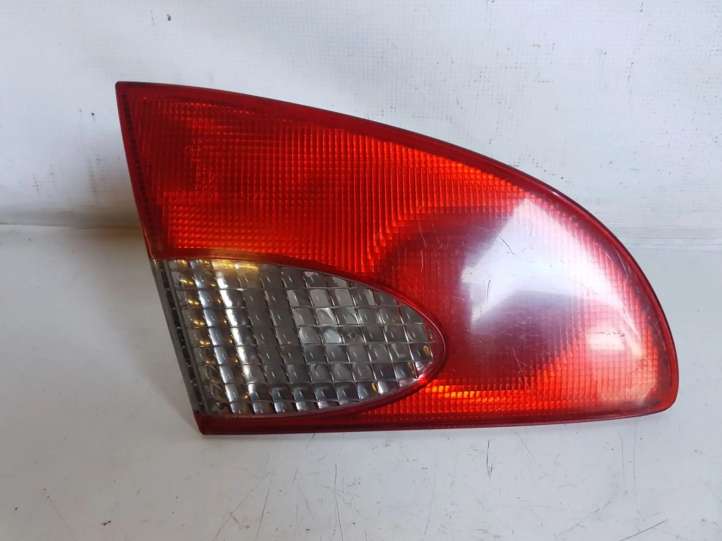 Toyota Avensis T250 (2003 - 2006)   Задний фонарь в крышке багажника