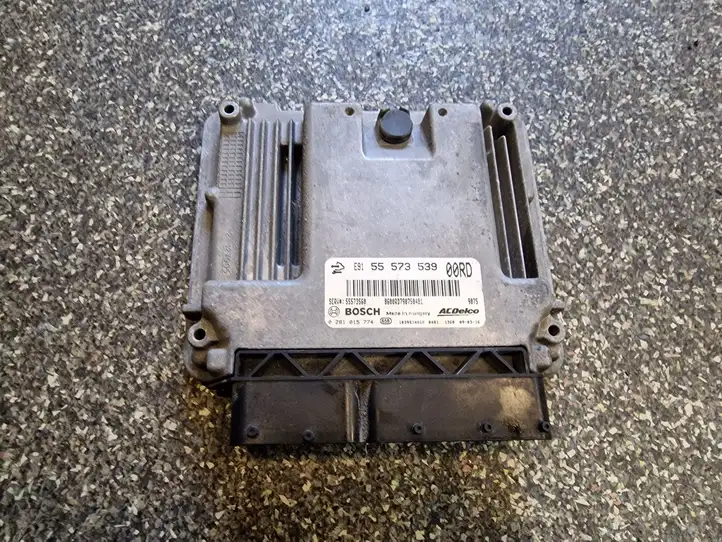 Opel Insignia A (2008 - 2017)  55573539 Блок управления двигателя
