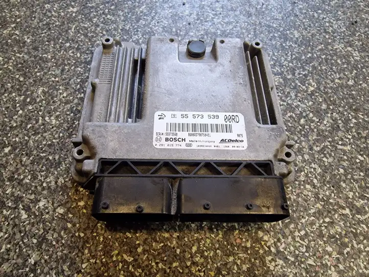 Opel Insignia A (2008 - 2017)  55573539 Блок управления двигателя