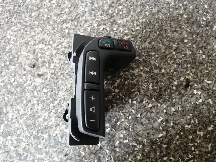 Volvo V70 (2000 - 2004) 8691658 Кнопки на рулевом колесе — фото 1
