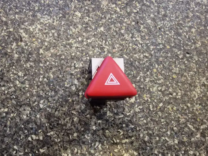 Volkswagen Golf V (2003 - 2009)   Включатель аварийных фонарей