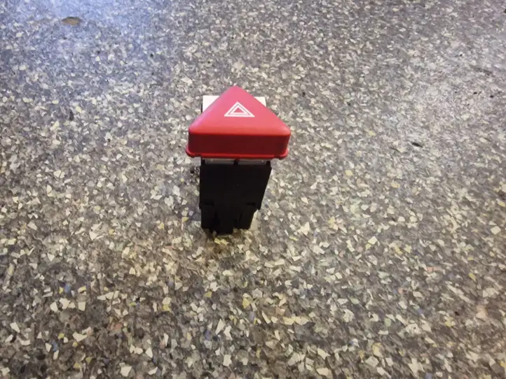 Volkswagen Golf V (2003 - 2009)   Включатель аварийных фонарей