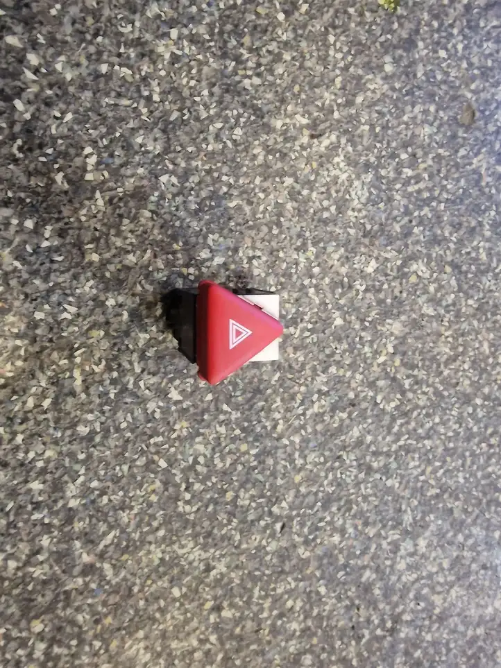 Volkswagen Golf V (2003 - 2009)   Включатель аварийных фонарей