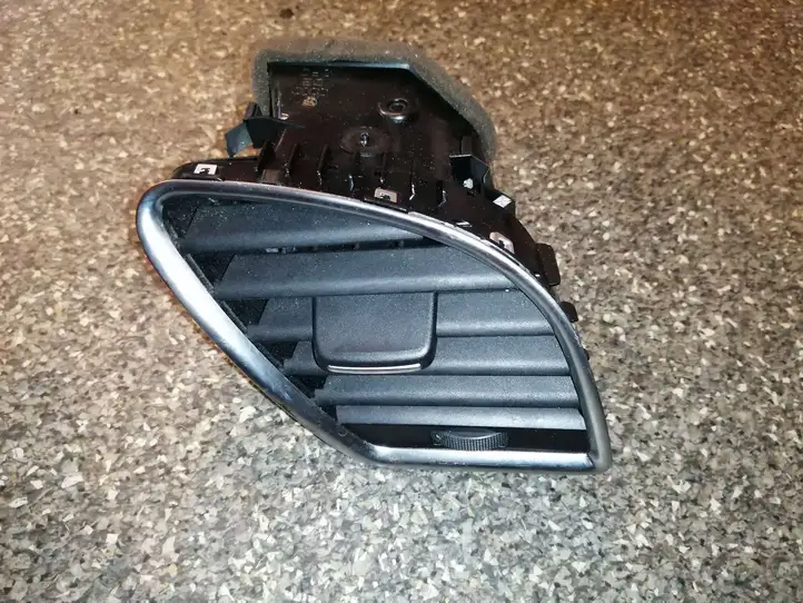 Audi A4 S4 B8 8K (2011 - 2015) 8T1820902C Боковой воздушный дефлектор — фото 1