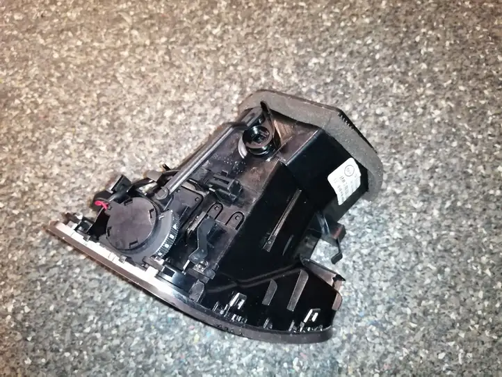 Audi A4 S4 B8 8K (2011 - 2015) 8T1820902C Боковой воздушный дефлектор — фото 3