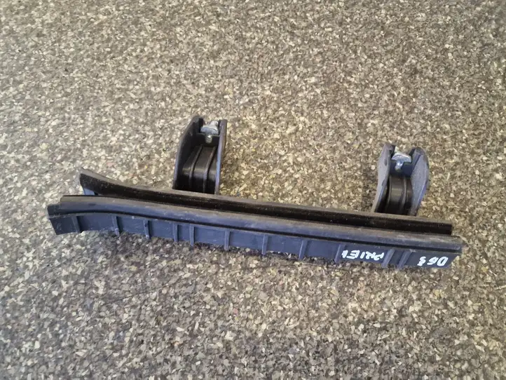 Fiat 500L (2013 - )  51884097 Направляющая стекла передней двери