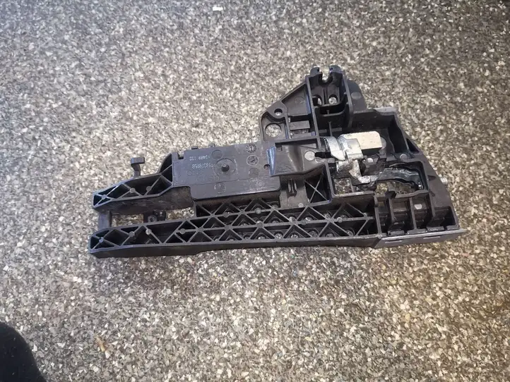 Audi Q5 SQ5 (2012 - 2017) 8T1837885B Крепление наружной ручки передней двери — фото 2