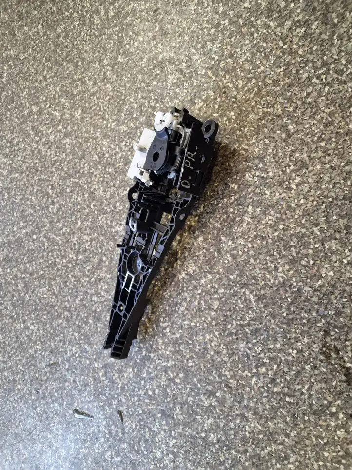 Opel Mokka X (2016 - 2019)   Крепление для наружной ручки задней двери