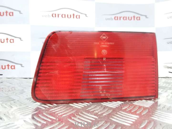 BMW 5 E39 (1996 - 2003)  8361674 Задний фонарь в крышке багажника