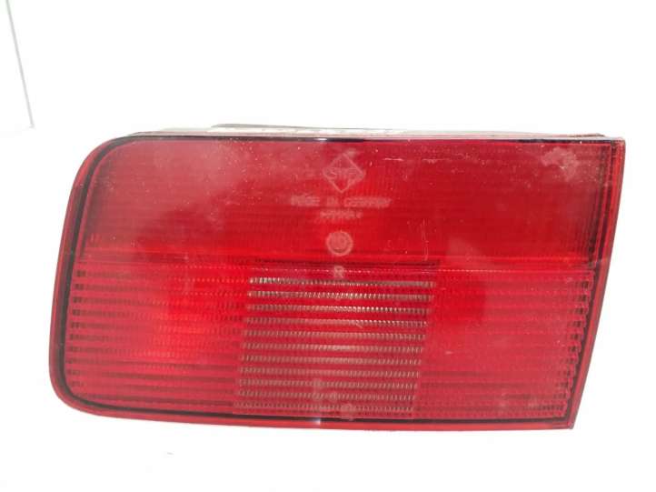 BMW 5 E39 (1996 - 2003)  8361674 Задний фонарь в крышке багажника