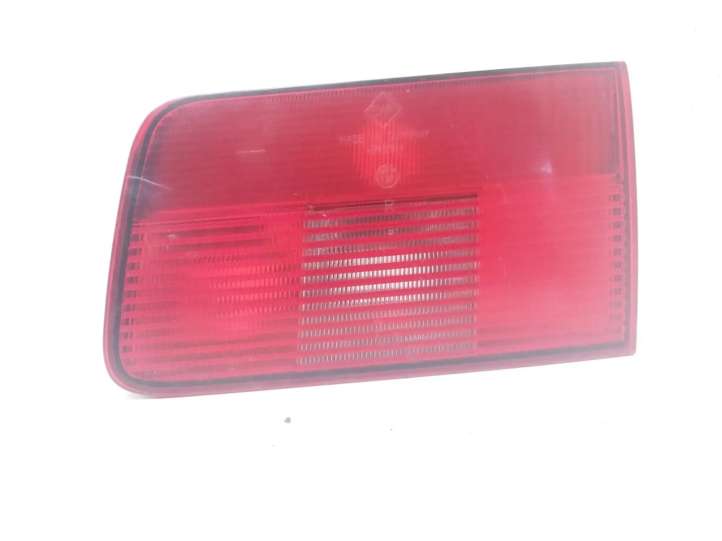 BMW 5 E39 (1996 - 2003)  8361674 Задний фонарь в крышке багажника
