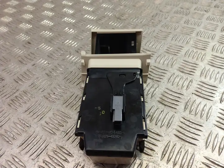 Lexus LS 460 (2006 - 2009)  1A9B2-002G Ящик для вещей