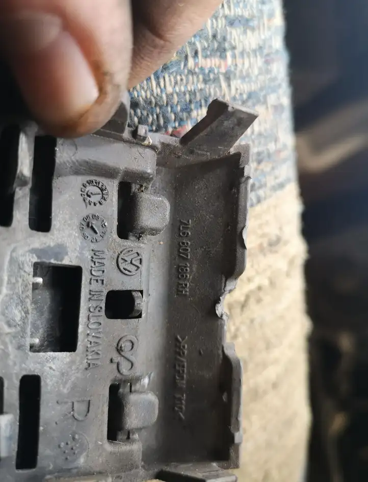 Volkswagen Touareg I (2002 - 2010)   Крышка петли вытягивания