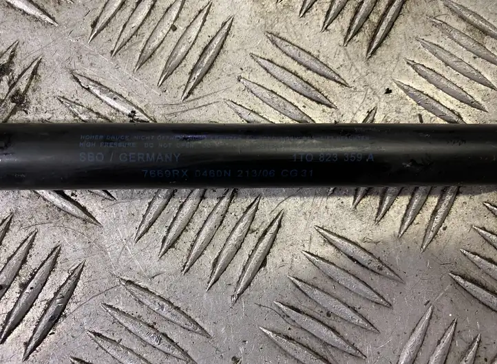 Volkswagen Caddy (1995 - 2004)    Амортизатор капота