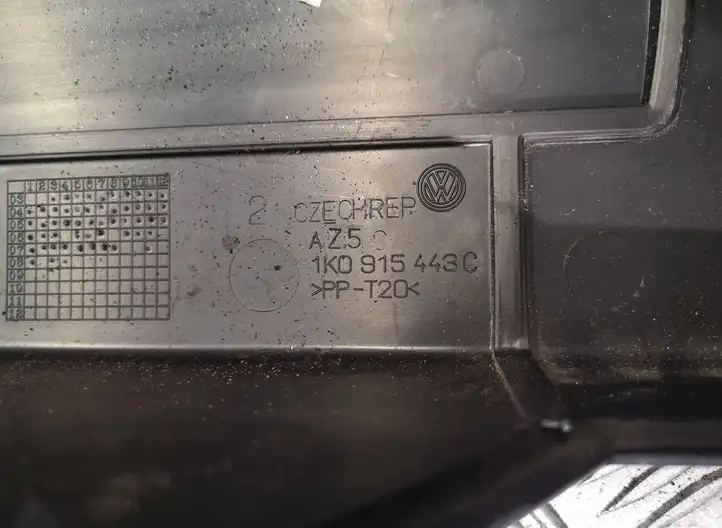 Audi A3/S3 8P (2004 - 2008) Крышка ящика аккумулятора — фото 3