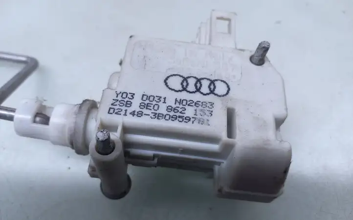 Audi A4 S4 B6 8E 8H (2000 - 2006) 8E0862153 Замок крышки топливного бака — фото 5