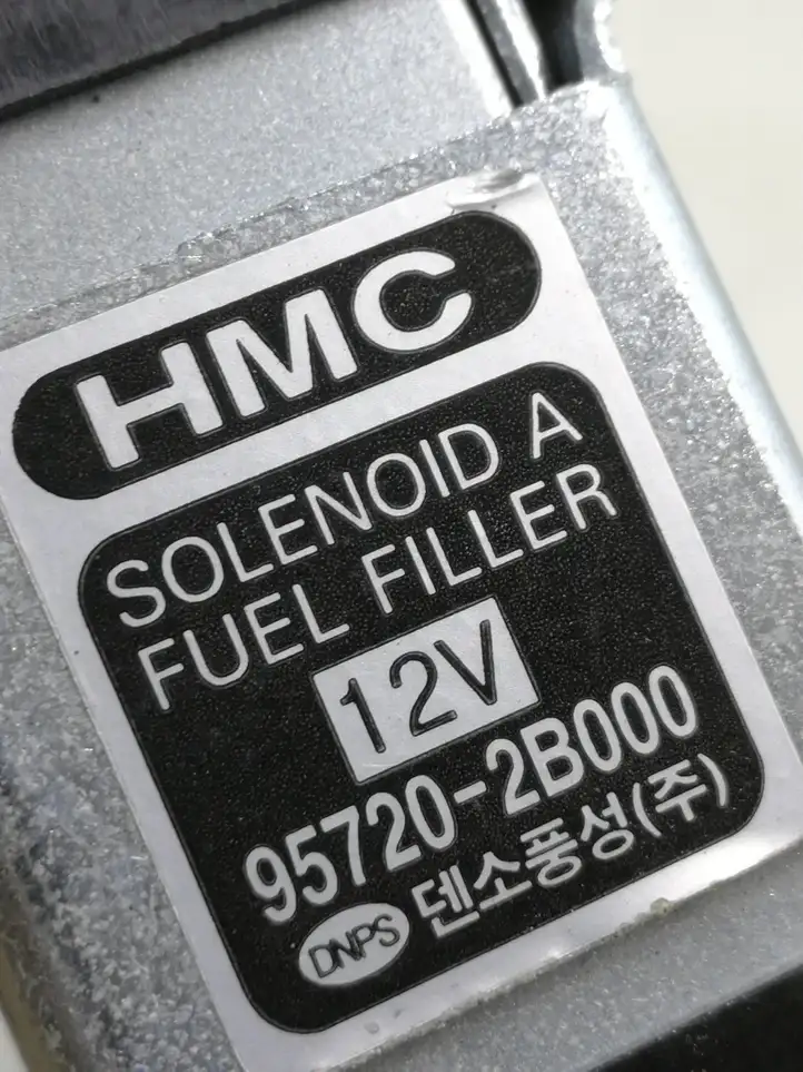 Hyundai Santa Fe (2005 - 2009) 957202B000 Замок крышки топливного бака — фото 4