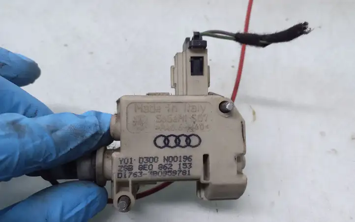 Audi A4 S4 B6 8E 8H (2000 - 2006) 8E0862153 Замок крышки топливного бака — фото 4