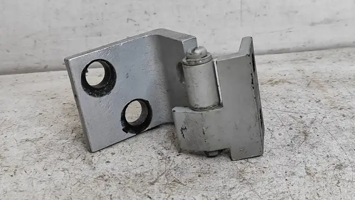 BMW X5 E53 (1999 - 2006)  8265170 Верхняя петля задней двери