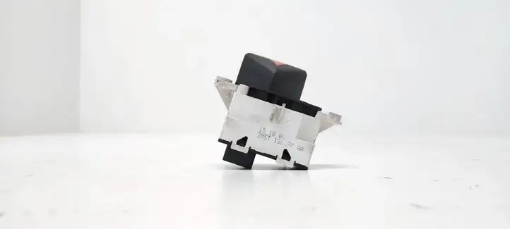 Ford Focus (1998 - 2004) Включатель аварийных фонарей — фото 4