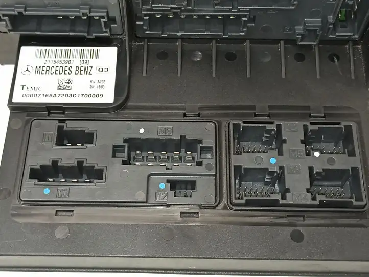 Mercedes-Benz E W211 (2002 - 2009)  2115453901 Блок предохранителей