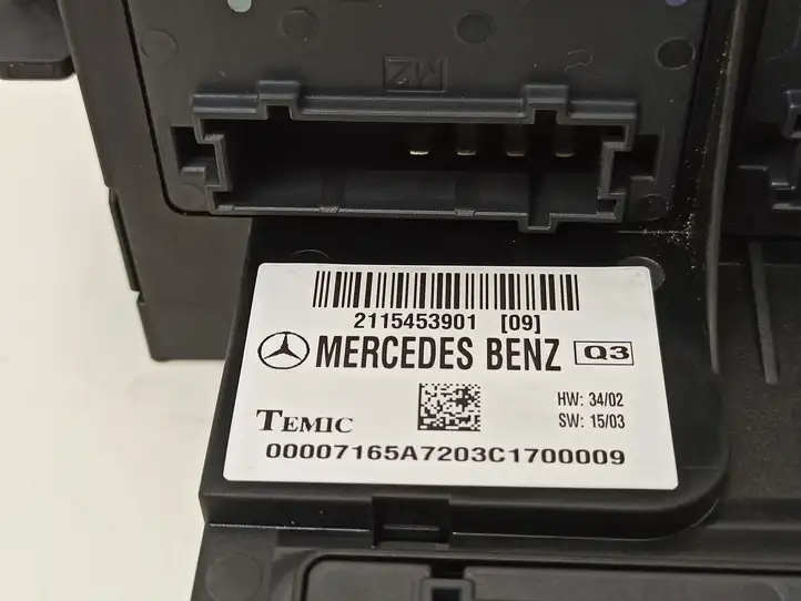 Mercedes-Benz E W211 (2002 - 2009)  2115453901 Блок предохранителей