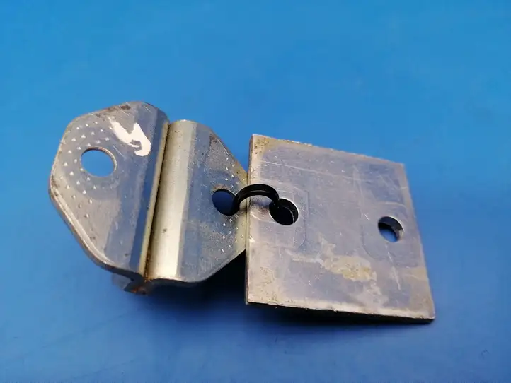 Mercedes-Benz CLS C219 (2003 - 2011) 2037580003 Петля замка багажной двери — фото 7
