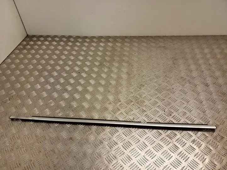 Volkswagen Tiguan (2011 - 2016) 5N0839475D Накладка стекла задней двери — фото 1