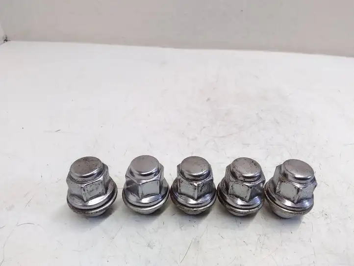 Toyota Prius (XW50) (2015 - )   Болты/ гайки