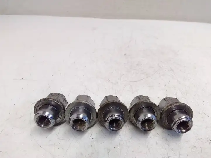 Toyota Prius (XW50) (2015 - )   Болты/ гайки