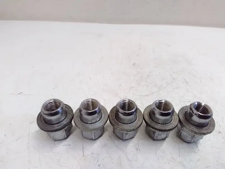 Toyota Prius (XW50) (2015 - )   Болты/ гайки