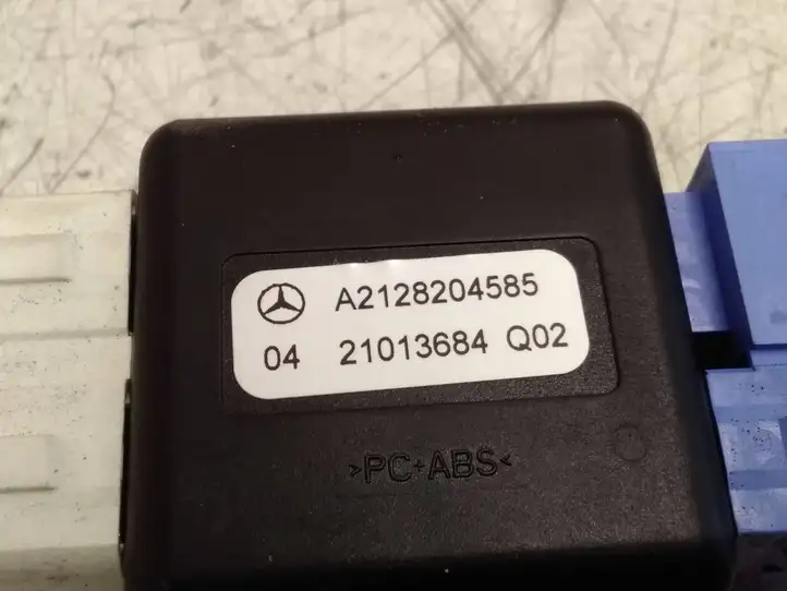Mercedes-Benz GLA W156 (2013 - 2017) A2128204585 Усилитель антенны — фото 2