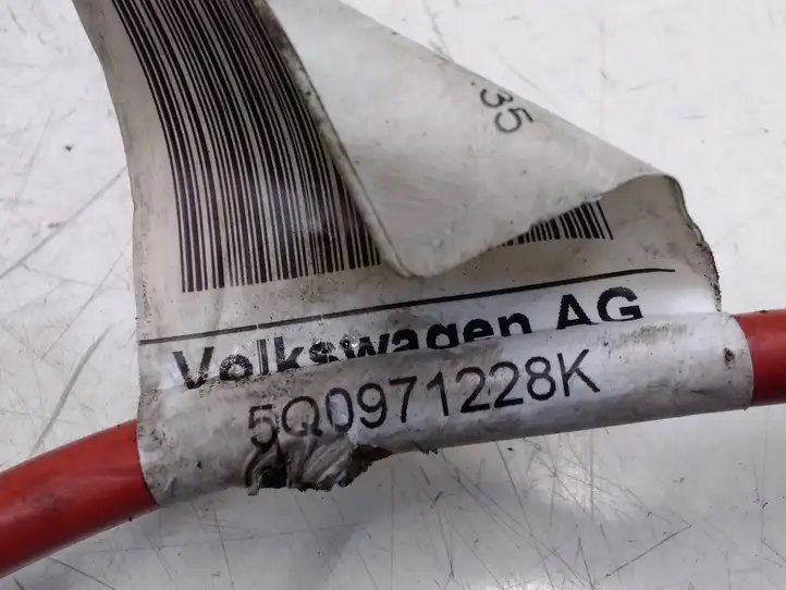 Volkswagen PASSAT B8 (2015 - ) 5Q0971228K Плюсовой провод аккумулятора — фото 5