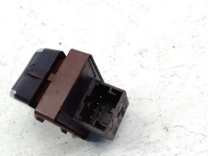 Audi A4 (2007 - 2011)  8K0959831B Включатель закрытия задней крышки