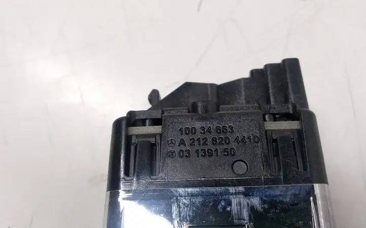 Mercedes-Benz E W212 (2009 - 2016) A2128204410 Кнопка закрытия крышки багажника — фото 2