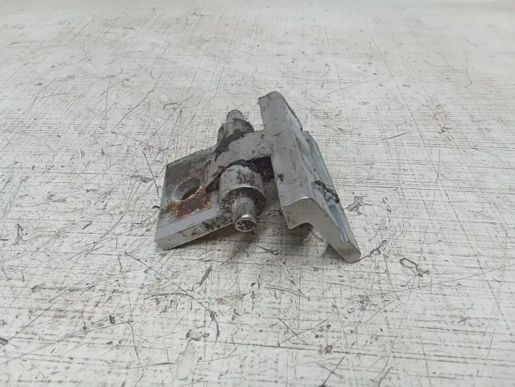 Volvo XC90 (2006 - 2014)   Нижняя петля задней двери