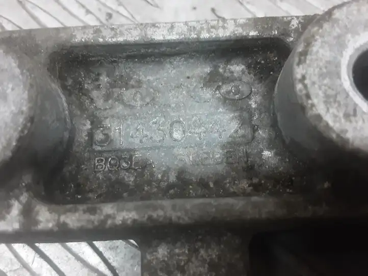 Volvo S60 (2013 - 2018)  31430442 Кронштейн крепления коробки передач