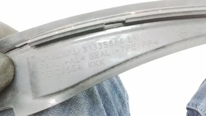 Volvo S60 (2010 - 2013) 31335864 Накладка стоек лобового стекла — фото 4